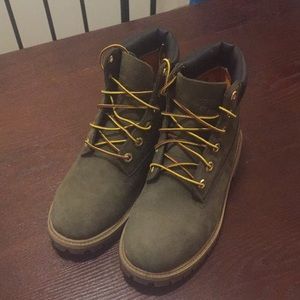 2017 green Tims. Worn twice. In great condition!